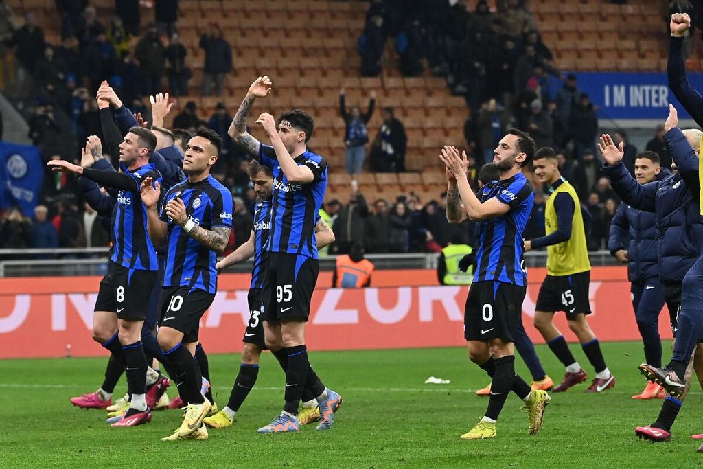 Pemain Inter Milan melakukan selebrasi di lapangan seusai pertandingan Liga Italia antara Inter Milan dan Udinese di Stadion Giuseppe Meazza, Milan, Minggu (19/2/2023) dini hari WIB. Inter Milang menaklukkan Udinese, 3-1. 