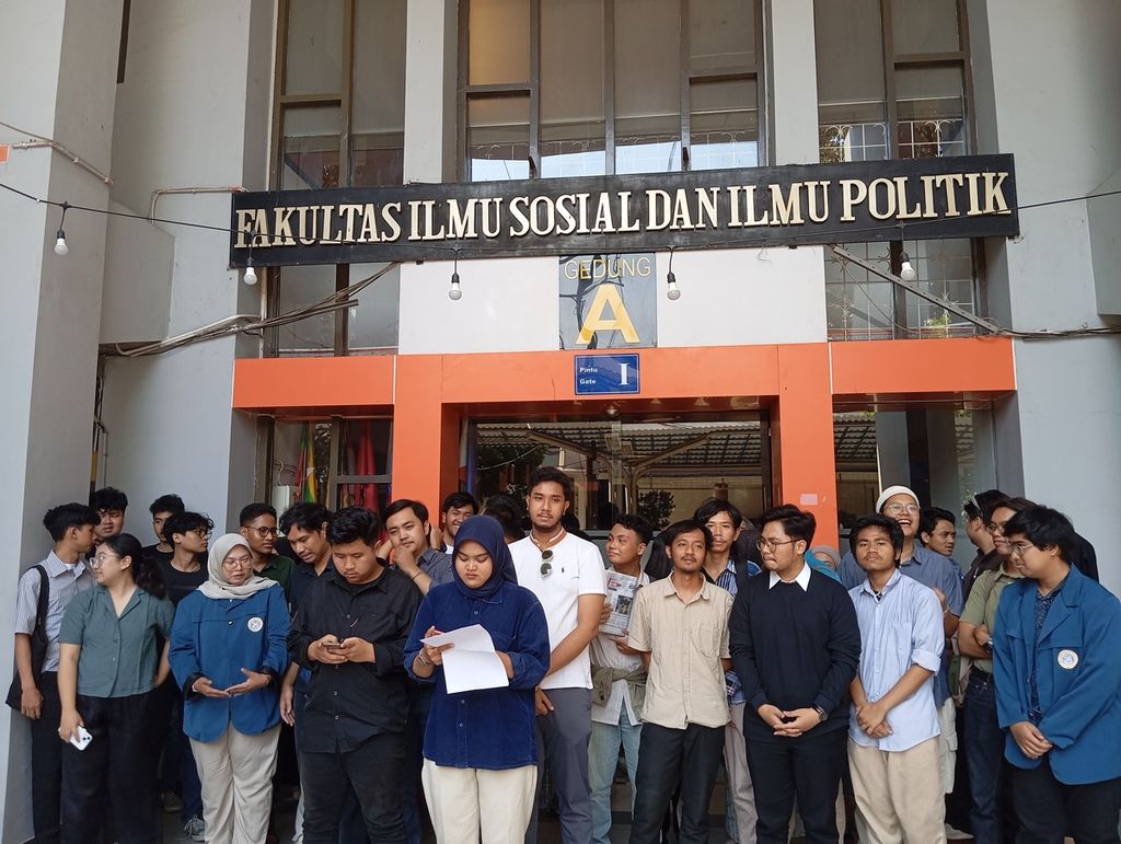 Kepengurusan Badan Eksekutif Mahasiswa Fakultas Ilmu Sosial dan Ilmu Politik Universitas Airlangga saat konferensi pers di Kampus Dharmawangsa (Kampus B), Selasa (29/10/2024).