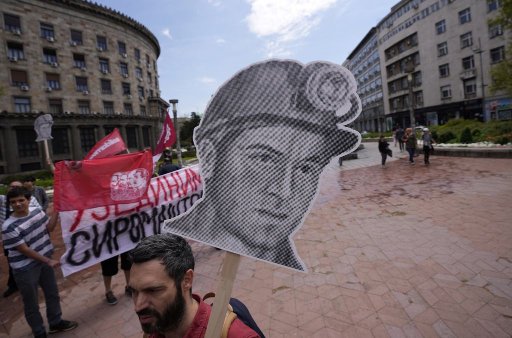 Sejumlah pekerja menggelar pawai memperingati Hari Buruh Internasional di Belgrade, Serbia, Minggu (1/5/2022). Mereka antara lain menuntut upah yang lebih layak dan suasana kerja yang lebih baik. 