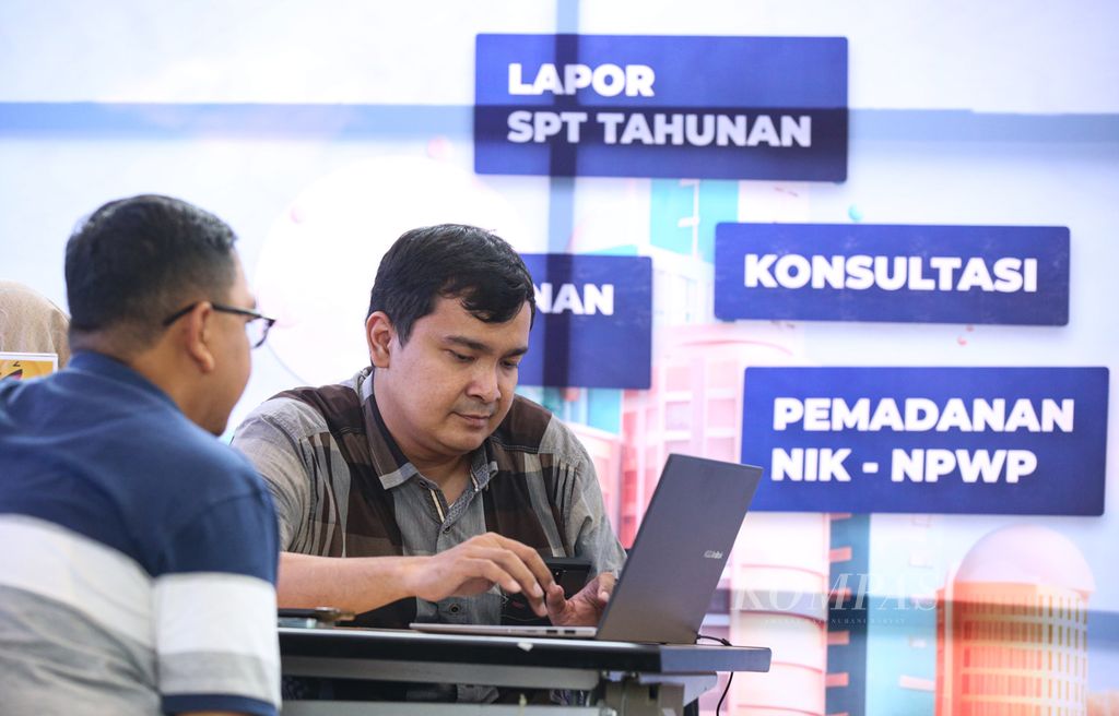 Petugas dari Kanwil DJP Jakarta Selatan III melayani wajib pajak yang melapor SPT Tahunan Pajak Penghasilan (pph) orang pribadi tahun 2023 di Pojok Pajak di Stasiun MRT Blok M, Jakarta Selatan, Sabtu (16/3/2024). 