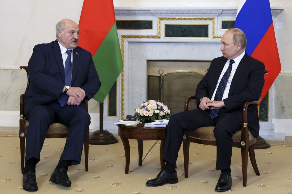 Presiden Rusia Vladimir Putin (kanan) dan Presiden Belarus Alexander Lukashenko menggelar pertemuan di St Petersburg, Rusia, Sabtu (25/6/2022). (Maxim Blinov, Sputnik, Kremlin Pool Photo via AP)