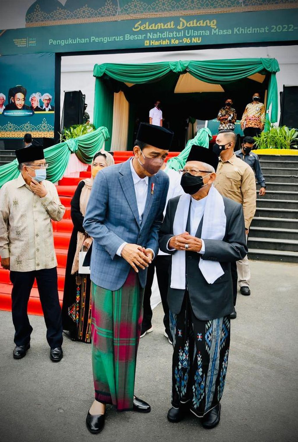 Presiden Joko Widodo dan Wakil Presiden Maruf Amin saat menghadiri acara pengukuhan Pengurus Besar Nahdlatul Ulama (PBNU) Masa Khidmat 2022-2027 dan Hari Ulang Tahun Ke-96 NU yang digelar di Balikpapan Sport and Convention Center, Kota Balikpapan, Kalimantan Timur, Senin (31/1/2021).