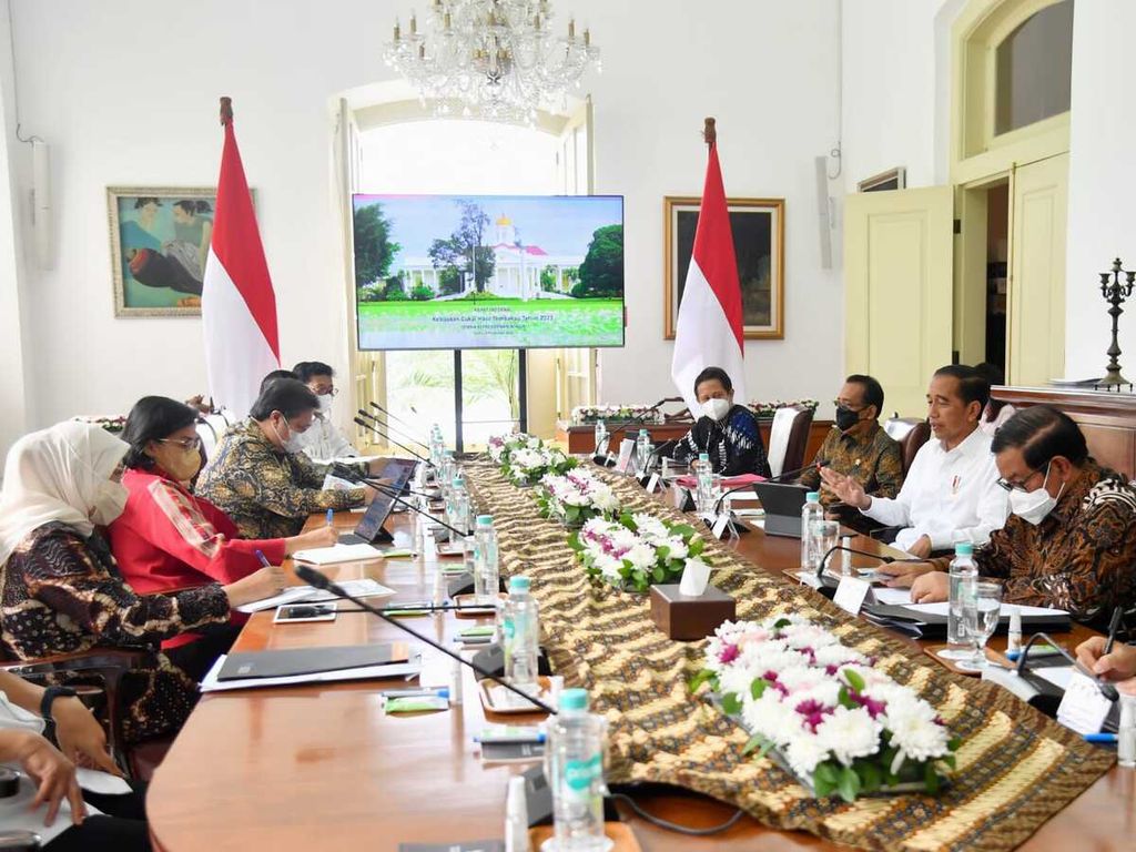 Pemerintah memutuskan untuk menaikkan tarif cukai hasil tembakau (CHT) untuk rokok sebesar 10 persen pada tahun 2023 dan 2024 dalam rapat bersama yang dipimpin Presiden Joko Widodo di Istana Kepresidenan Bogor, Jawa Barat, pada Kamis, 3 November 2022.