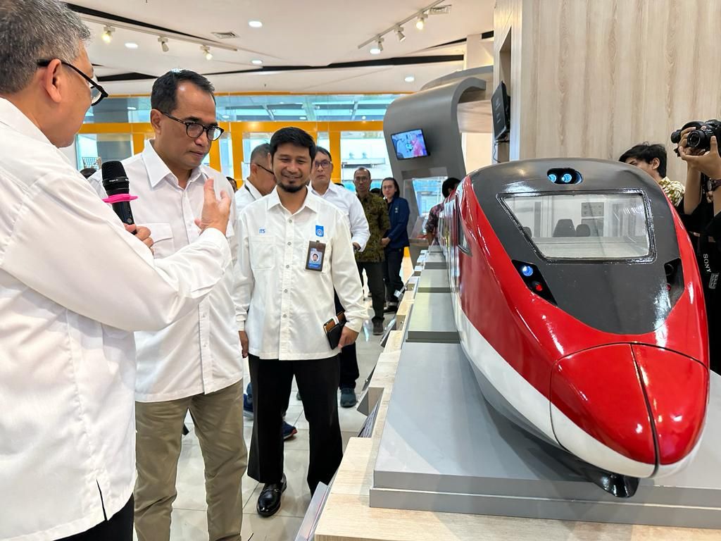 Menteri Perhubungan Budi Karya Sumadi melihat miniatur kereta cepat di Institut Teknologi Sepuluh Nopember, Surabaya, Sabtu (7/10/2023).