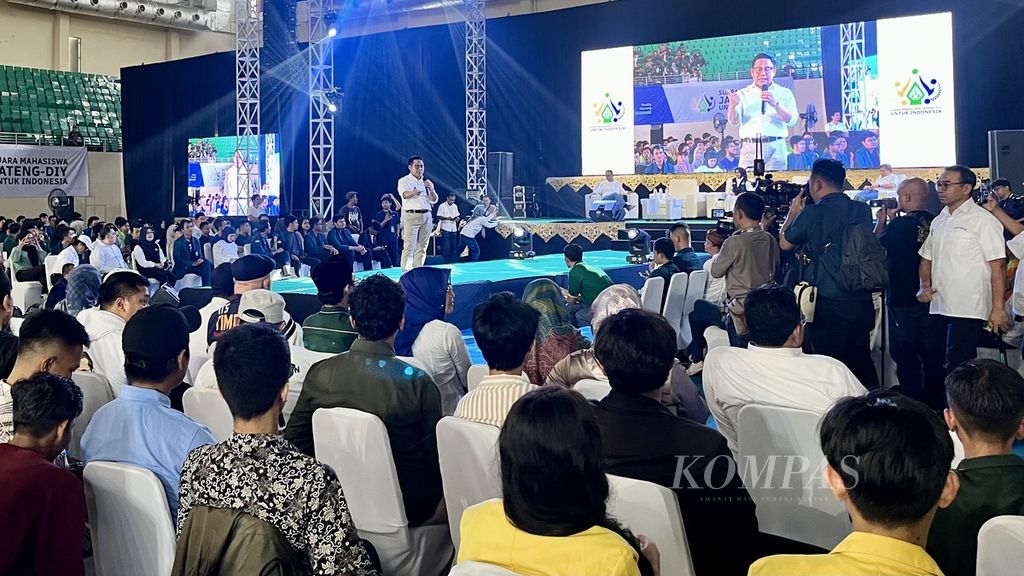 Calon wakil presiden nomor urut 1, Abdul Muhaimin Iskandar, memberikan paparan saat diskusi dan kalibrasi bertajuk "Mengupas Pikiran Capres dan Cawapres 2024" di Gedung Olahraga Jatidiri, Semarang, Minggu (24/12/2023).