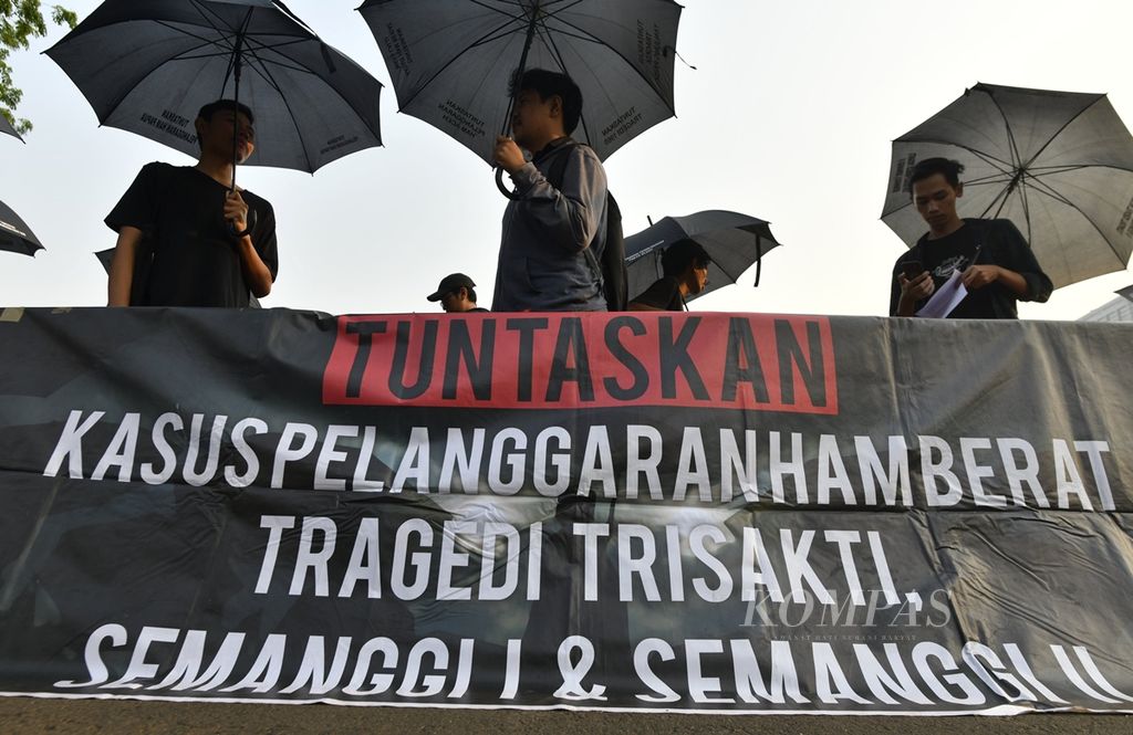 Aktivis dan sukarelawan Jaringan Solidaritas Korban untuk Keadilan (JSKK) mengikuti aksi diam Kamisan ke-609 di depan Istana Merdeka, Jakarta, Kamis (7/11/2019). Kamisan rutin digelar setiap Kamis untuk mengingatkan negara akan belum tuntasnya kasus-kasus pelanggaran HAM masa lalu. 