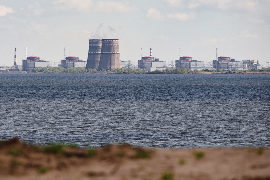 Foto yang diambil pada April 2022 ini memperlihatkan bangunan Pembangkit Listrik Tenaga Nuklir (PLTN) Zaporizhia yang dikelola Energoatom, Ukraina. Serangan roket di sekitar PLTN itu menimbulkan kekhawatiran tentang potensi bencana nuklir. 