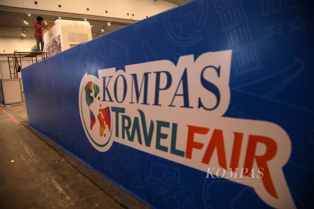 Pekerja menyelesaikan pembangunan stan pameran Kompas Travel Fair di ICE BSD, Tangerang, Banten, Kamis (31/8/2023). 