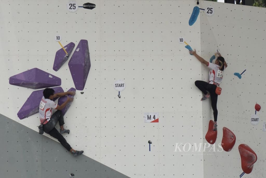 Pemanjat tebing Indonesia nomor kombinasi (<i>lead </i>dan <i>boulder</i>), Sukma Lintang Cahyani (kanan) dan Raviandi Ramadhan, menjalani perlombaan boulder IFSC Climbing Asian Qualifier 2023 di Lot 11 Gelora Bung Karno, Senayan, Jakarta, Jumat (10/11/2023). 