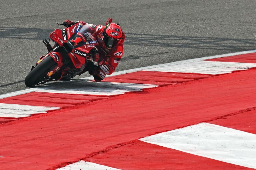Pebalap Ducati, Francesco Bagnaia, memacu motornya melintasi aspal Sirkuit Buddh saat latihan bebas pertama balap MotoGP seri India di Greater Noida, Jumat (22/9/2023).