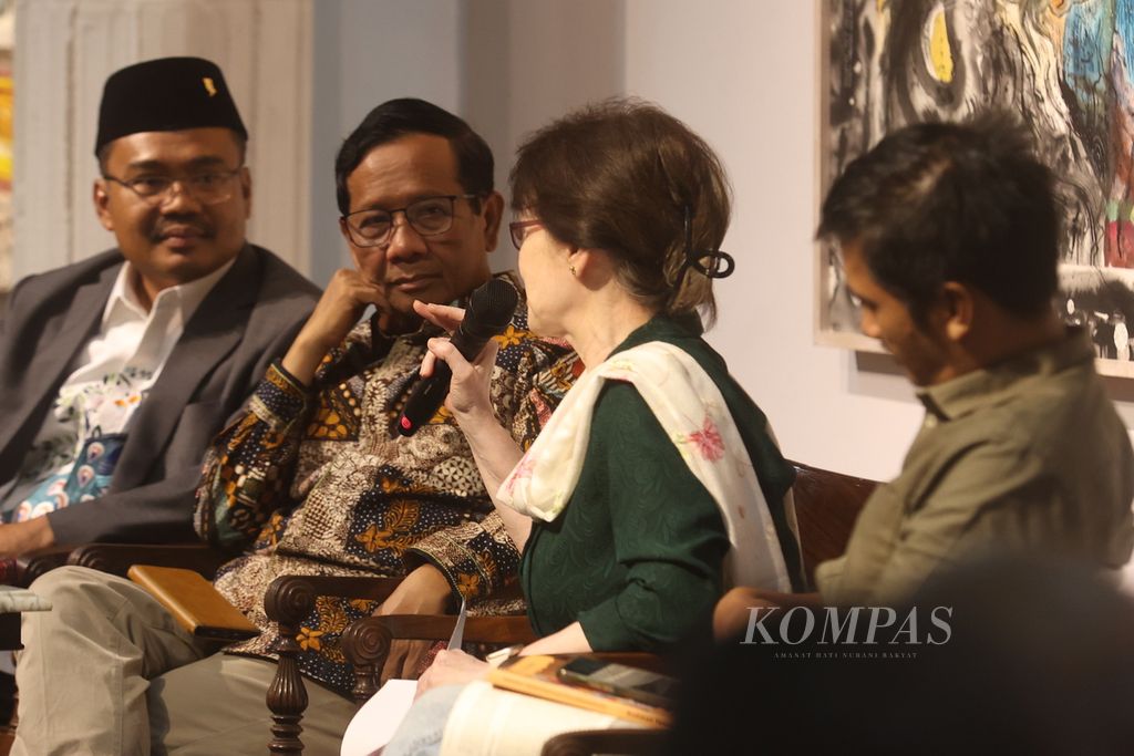 Suasana diskusi dan peluncuran buku <i>Satu Meja Mengawal Kasus Sambo: Menjaga Danyang Jurnalisme</i> serta <i>Merawat Keindonesiaan dan Kemanusiaan</i> karya wartawan <i>Kompas,</i> Budiman Tanuredjo, di Bentara Budaya Jakarta, Senin (26/2/2024). Buku ini merupakan karya Budiman Tanuredjo yang disusun dari kompilasi liputan harian <i>Kompas</i> tiap Jumat dan diperkaya dengan kerja jurnalistik lainnya.