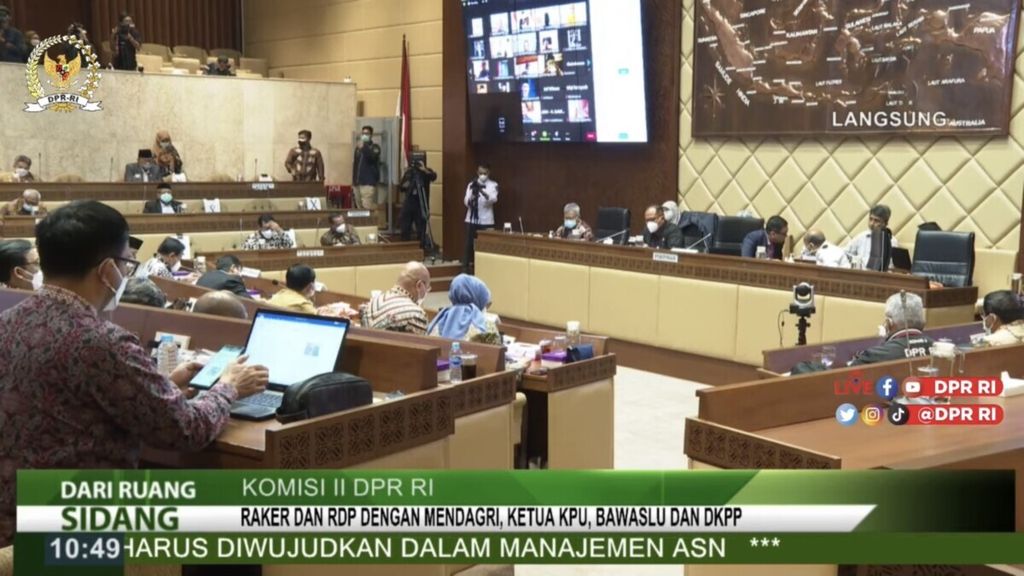 Rapat kerja Komisi II DPR dengan Kementerian Dalam Negeri, KPU, Bawaslu, dan DKPP untuk membahas desain dan konsep penyelenggaraan Pemilu serta Pilkada 2024 di Kompleks Parlemen Senayan, Jakarta, Senin (6/9/2021). 