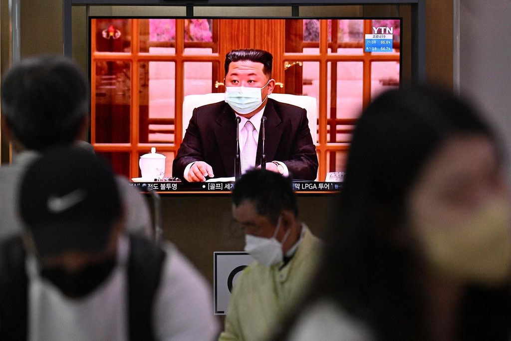 Televisi di sebuah stasiun kereta di Seoul, Korea Selatan (12/5/2022) ini, menayangkan Pemimpin Korea Utara Kim Jong Un, yang mengenakan masker untuk pertama kali di televisi guna mengumumkan pemberlakuan penguncian wilayah secara nasional. 