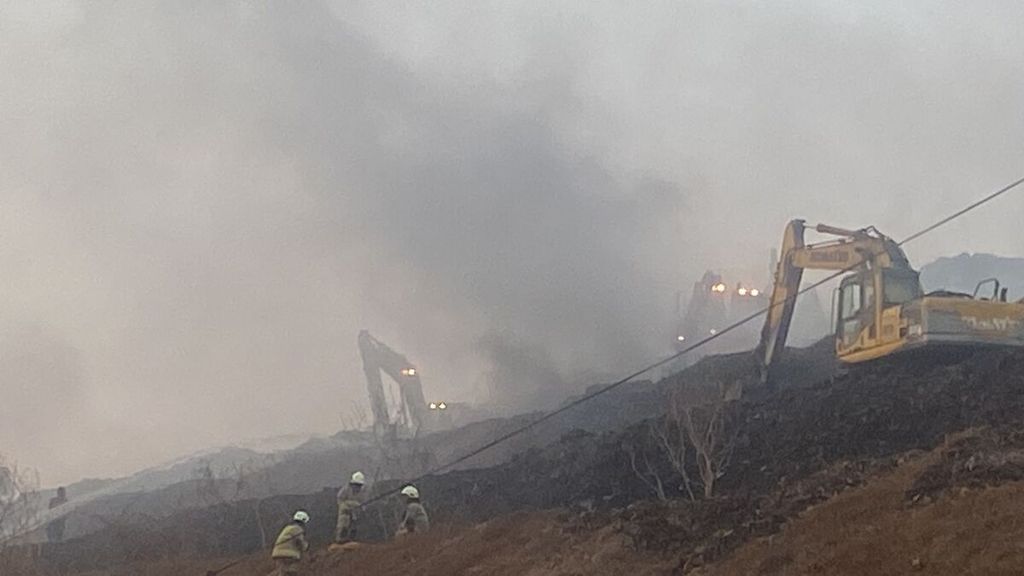 Kebakaran melanda zona 2 Tempat Pengolahan Sampah Terpadu (TPST) Bantargebang, Kota Bekasi, Jawa Barat, Minggu (29/10/2023) siang. Api kemungkinan berasal dari sampah kering yang terbawa angin.