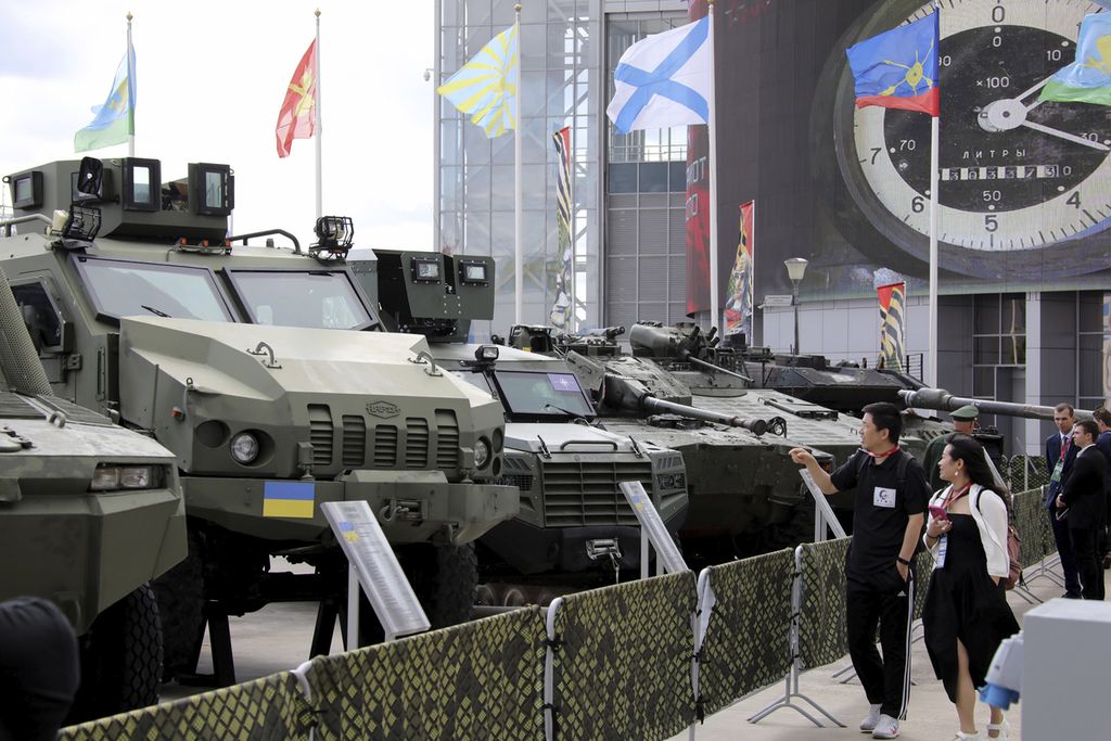 Dalam foto yang disiarkan Kementerian Pertahanan Rusia pada 12 Agustus 2024 ini sejumlah kendaraan tempur sitaan dari pasukan Ukraina dipamerkan di Moskwa, Rusia.