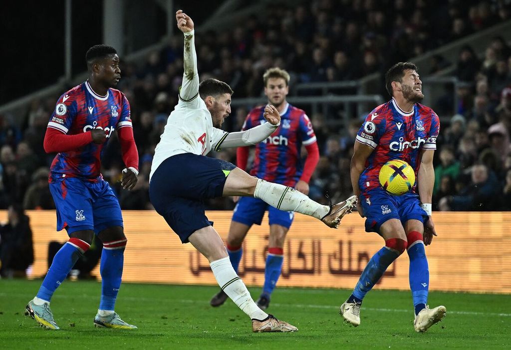 Bek Tottenham Hotspur, Matt Doherty, menendang bola tetapi gagal menghasilkan gol dalam pertandingan Liga Inggris antara Crystal Palace dan Tottenham Hotspur di Stadion Selhurst Park, London, Kamis (5/1/2023). Spurs mengalahkan Crystal Palace, 4-0. 