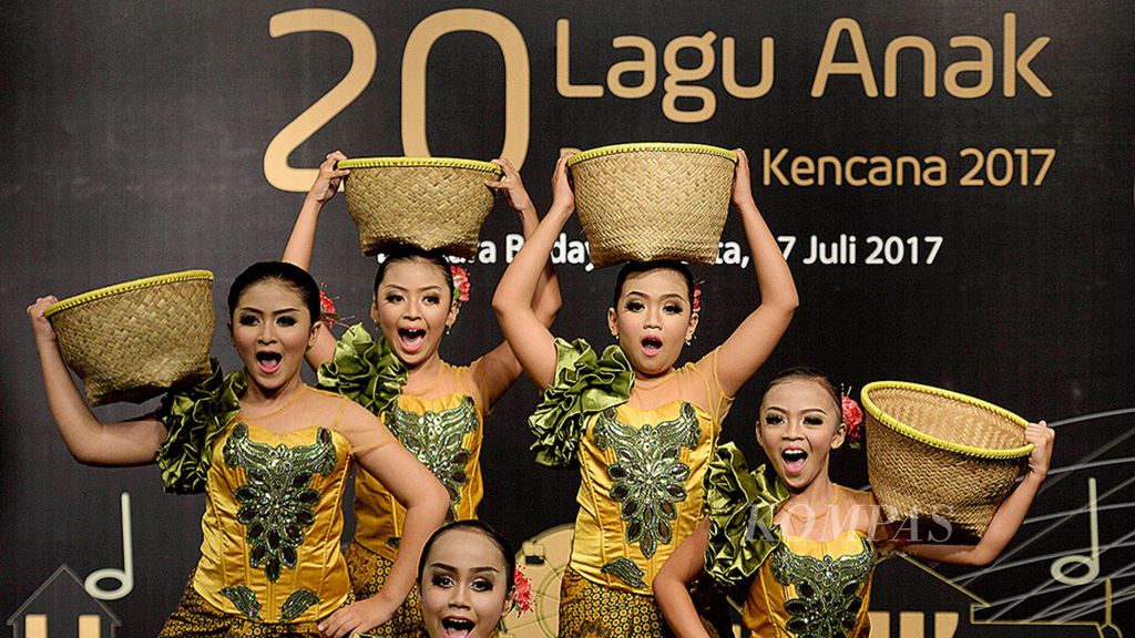 Para penari cilik dari sanggar Bagaskara, Bogor, Jawa Barat, membawakan tari kontemporer bertajuk Boboko pada Penganugerahan 20 Lagu Anak Dendang Kencana 2017 di Bentara Budaya Jakarta, Jakarta, Kamis (27/7/2017).