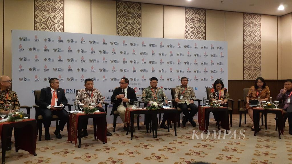 Konferensi Internasional BUMN di Nusa Dua, Badung, Bali, Selasa (18/10/2022), menghasilkan sejumlah kesepakatan dan perjanjian kerja sama. Suasana saat konferensi pers bersama Wakil Menteri Badan Usaha Milik Negara II Kartika Wirjoatmodjo (keempat, kanan).