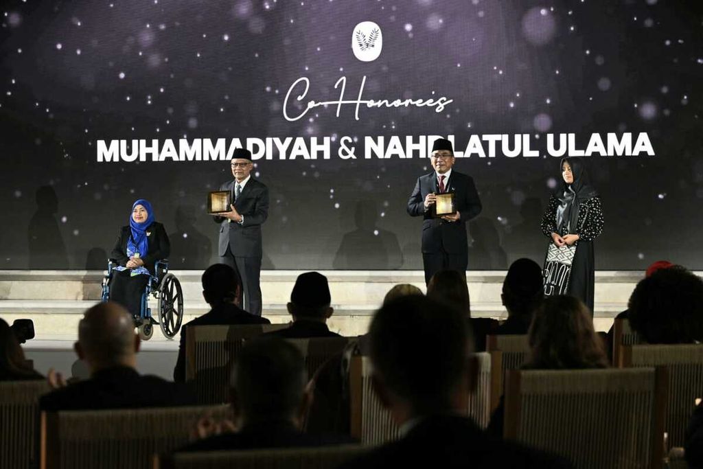 Nahdlatul Ulama dan Muhammadiyah menerima penghargaan Zayed Award for Human Fraternity 2024, Senin (5/2/2024) pukul 22.00 WIB, di Founder's Memorial, Abu Dhabi, Uni Emirat Arab. Mewakili Presiden Jokowi, Wakil Presiden Ma'ruf Amin turut hadir menyaksikan pemberian penghargaan bagi NU dan Muhammadiyah.
