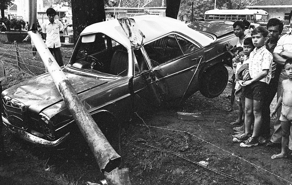 Sedan Mercedes Benz 200 tergencet tiang listrik yang tertabrak akibat ngebut di depan Panti Perwira, Jalan Prapatan, Jakarta, Minggu (10/6/1973).