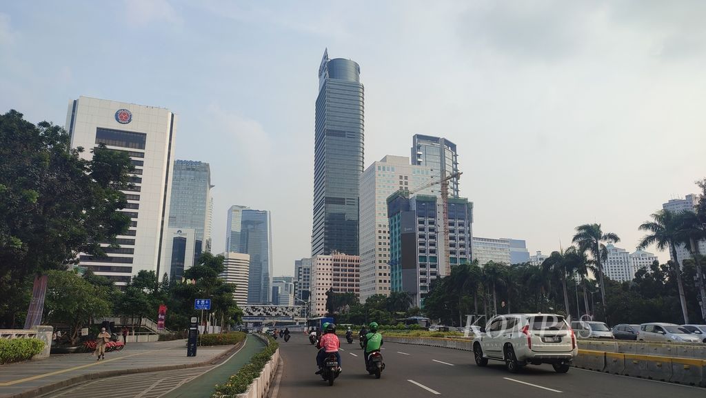 Kondisi udara di kawasan Jalan MH Thamrin, Jakarta, Rabu (22/6/2022). Dilansir dari AirVisual pada pukul 15.50 WIB, indeks kualitas udara di Jakarta di angka 105, yang berarti tidak sehat bagi kelompok sensitif. 