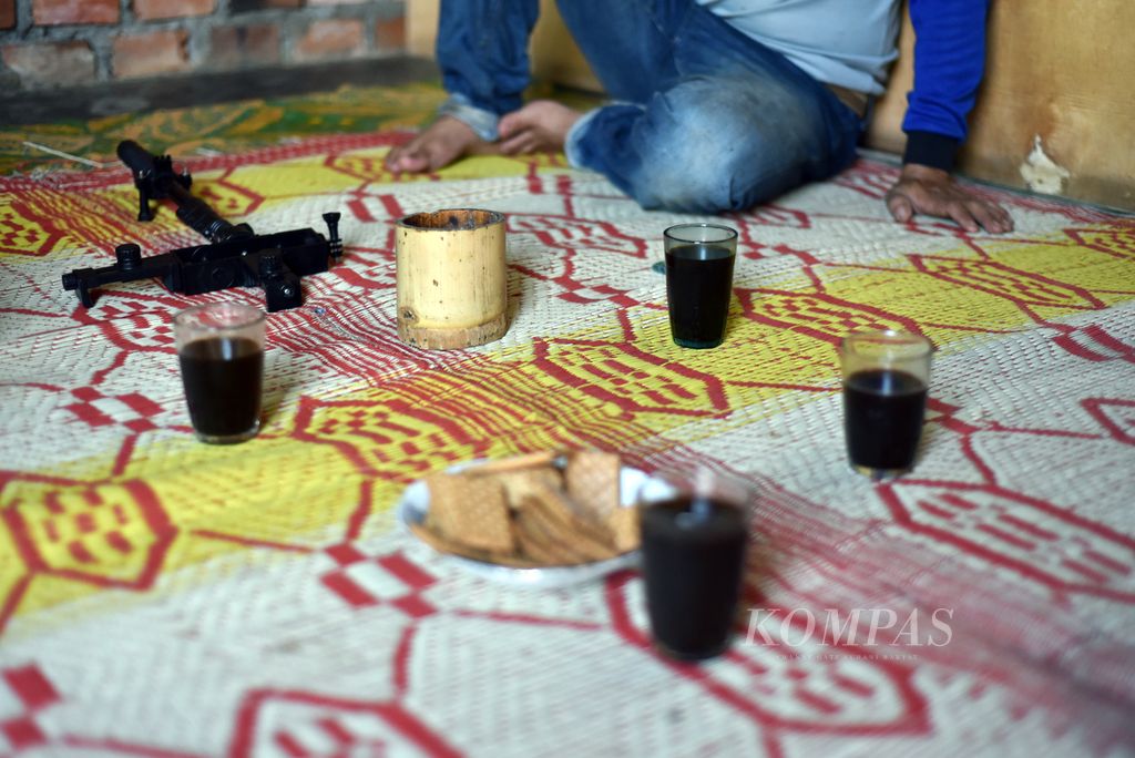 Petani penggarap kebun orang lain, Andi Purnawansyah, menjamu tamu dengan minum kopi di kediaman mereka di kawasan Jagalan, Bangun Jaya, Pagar Alam Utara, Kota Pagar Alam, Sumatera Selatan, Minggu (7/7/2024).