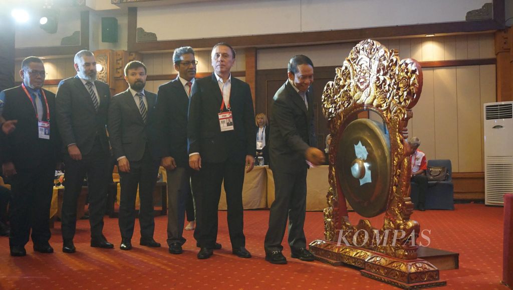 Menteri Pemuda dan Olahraga Zainudin Amali (kanan) didampingi Ketua Umum PSSI Mochamad Iriawan (dua dari kanan) saat membuka Kongres Biasa PSSI 2020 di Badung, Bali, Sabtu (25/1/2020). Kongres tersebut membahas persiapan Piala Dunia U-20 2021 dan membentuk badan yudisial PSSI.