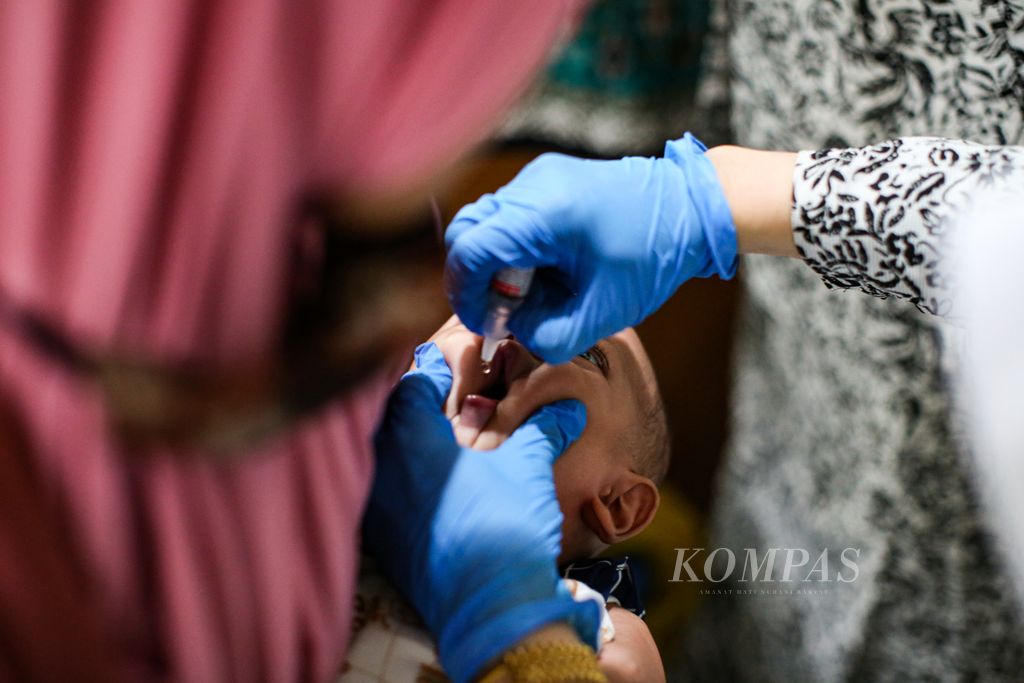 Petugas kesehatan memberikan imunisasi polio kepada seorang anak balita dalam kegiatan Pekan Imunisasi Dunia 2023 di Posyandu Eri/Kenanga I, Kota Tangerang, Banten, Senin (8/5/2023).