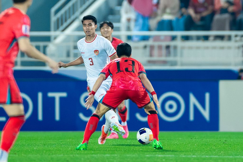 Pemain Indonesia, Muhammad Ferrari (3), mengecoh pemain Korea Selatan, Park Sanghoon, pada pertandingan perempat final Piala Asia U-23 2024 di Stadion Abdullah bin Khalifa, Doha, Qatar, Jumat (26/4/2024).