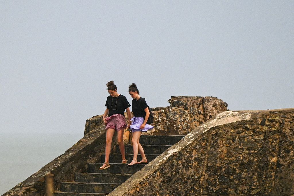 Turis asing mengunjungi Galle Fort, di Galle, Sri Lanka, Rabu (6/7/2022). 
