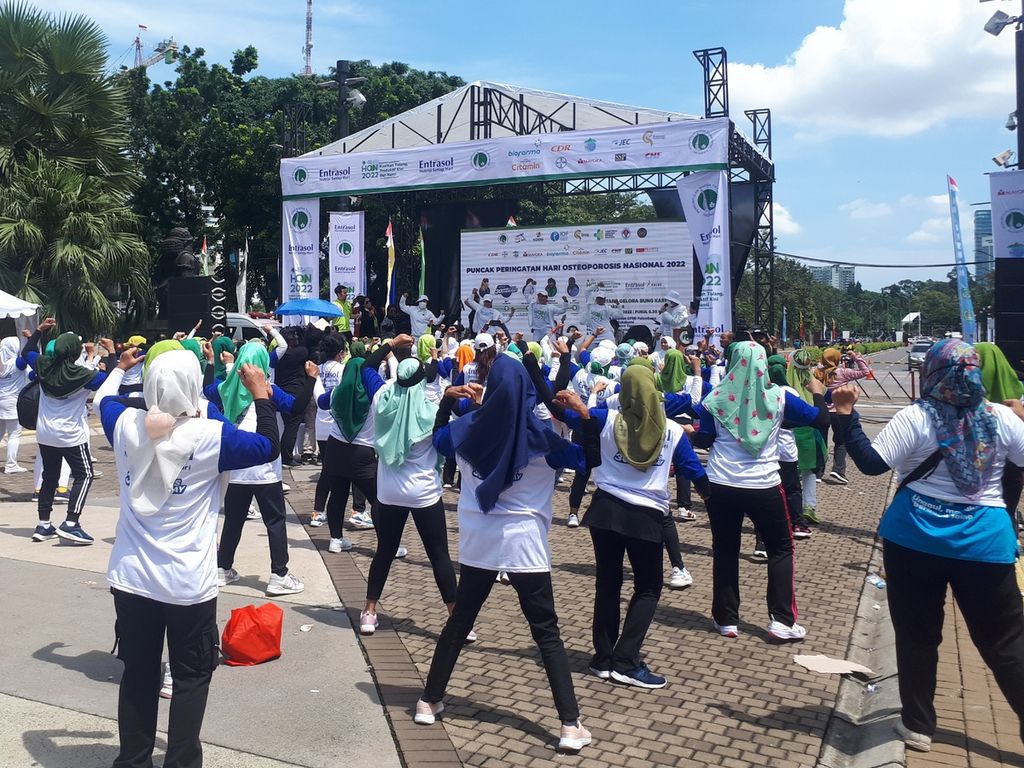 Senam dalam rangka memperingati Hari Osteoporosis Nasional di Kompleks Stadion Gelora Bung Karno, Senayan, Jakarta pada Minggu (23/10/2022).