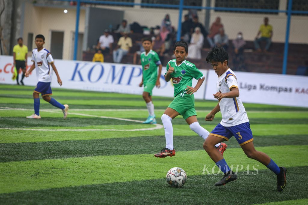 Pemain Babek SS, Farrel Raditya, menggiring bola saat melawan BMIFA dalam laga babak utama Liga Kompas Kacang Garuda U-14 di Dewantara Sport Center, Tangerang Selatan, Banten, Minggu (3/12/2023). Babek mengalahkan BMIFA dengan skor 1-0. 