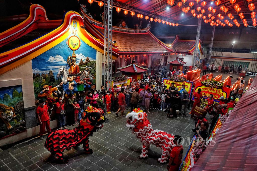 Pertunjukan Barongsai yang menjadi hiburan menjelang puncak perayaan Tahun Baru Imlek 2574 di Vihara Dhanagun (Hok Tek Bio), Kota Bogor, Jawa Barat, Sabtu (21/1/2023) malam. Perayaan Tahun Baru Imlek ke 2574 di Bogor berlangsung meriah.  