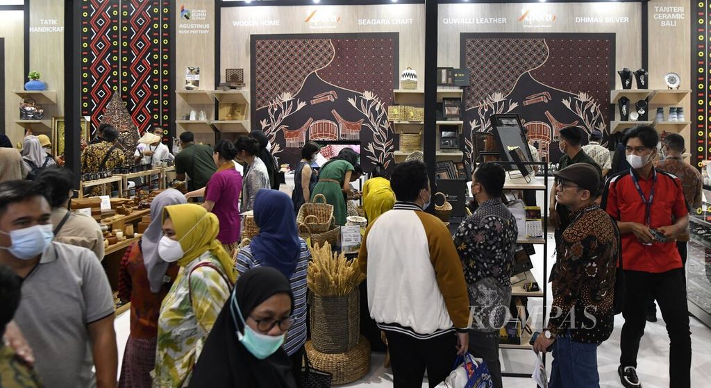 Suasana setelah pembukaan Jakarta International Handicraft Trade Fair (Inacraft) 2023 di Jakarta Convention Center, Jakarta, Rabu (1/3/2023).