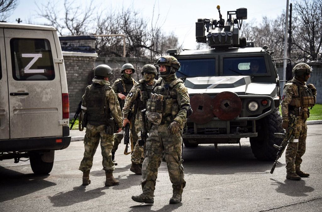 Tentara Rusia berpatroli di jalan kota Volnovakha, Republik Rakyat Donetsk, Ukraina timur, 11 April 2022. 