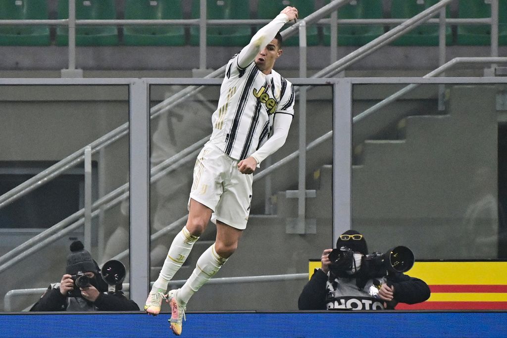 Cristiano Ronaldo melakukan selebrasi gol saat membela Juventus pada laga pertama semifinal Piala Italia antara Inter Milan dan Juventus di Stadion San Siro di Milan, Italia, Selasa (2/2/2021).