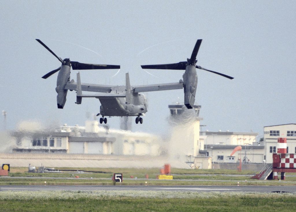 Pesawat militer AS, CV-22 Osprey, lepas landas dari Pangkalan Iwakuni di Prefektur Yamaguchi, Jepang, 4 Juli 2018. Sebuah pesawat serupa jatuh di perairan Jepang pada 29 November 2023. 