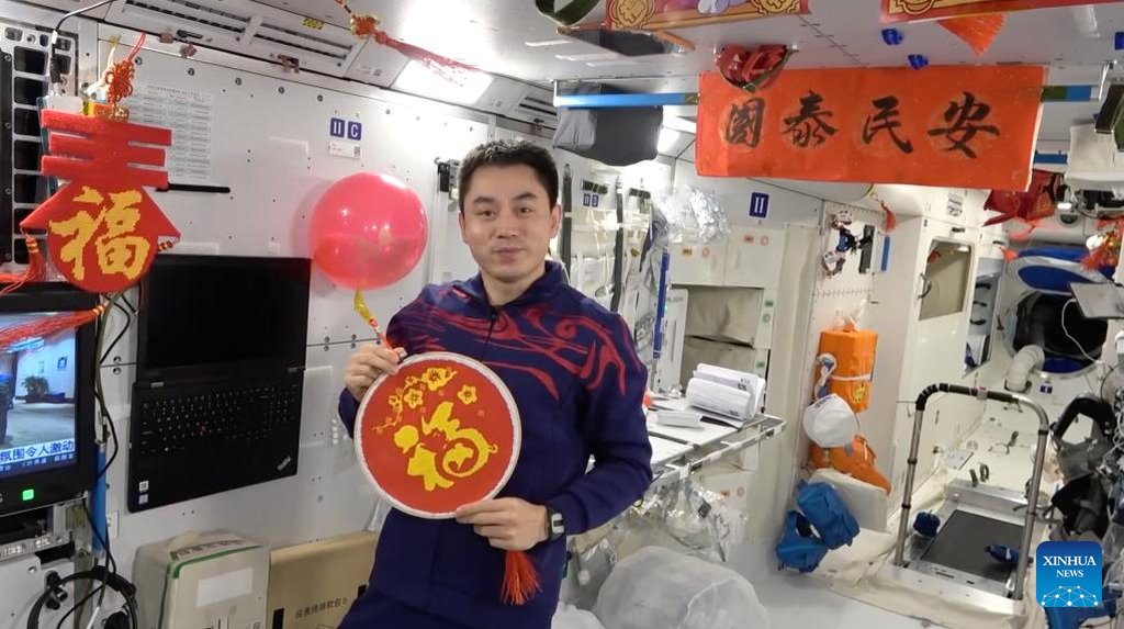 Antariksawan China atau taikonaut Ye Guangfu saat merayakan tahun baru China di Stasiun Luar Angkasa Tiangong, Senin (31/1/2022), berharap semua masyarakat China berbahagia. Ye bersama dua awak misi Shenzhou-13 lainnya menjadi orang pertama yang merayakan hari raya Imlek di luar angkasa.
