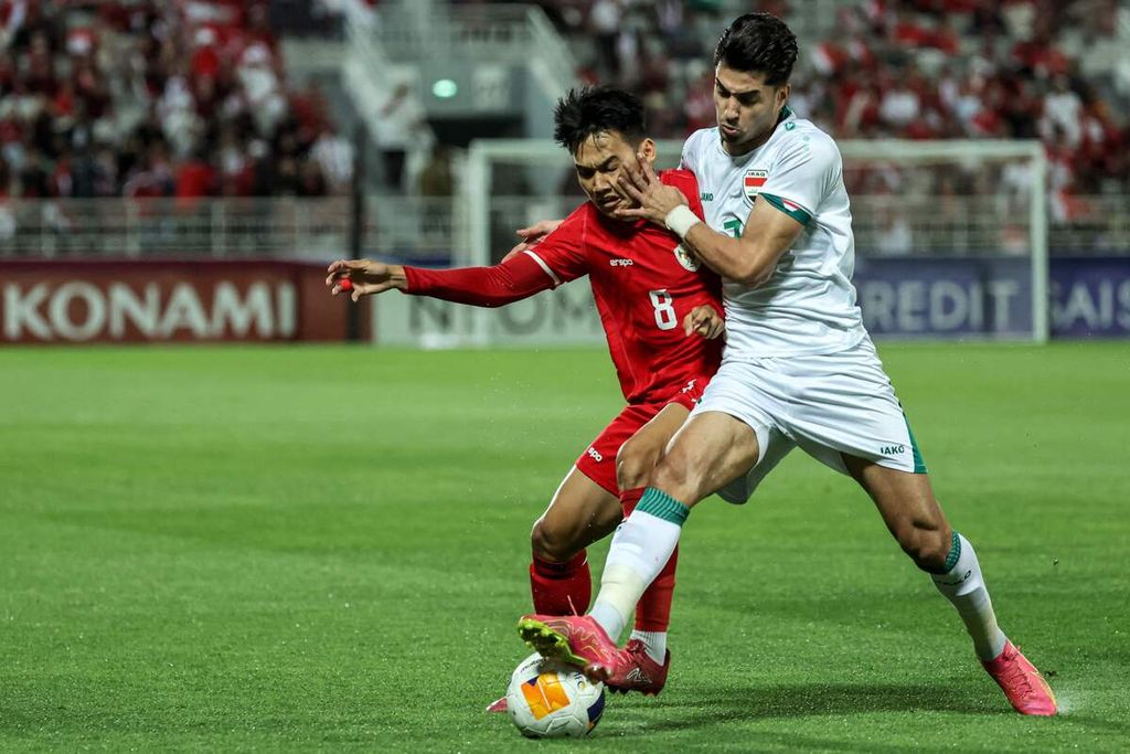 Pemain Indonesia, Witan Sulaeman (kiri/8), berebut bola dengan pemain Irak, Ahmed Maknazi, pada laga perebutan posisi ketiga Piala Asia U-23 di Stadion Abdullah bin Khalifa, Doha, Kamis (2/5/2024).