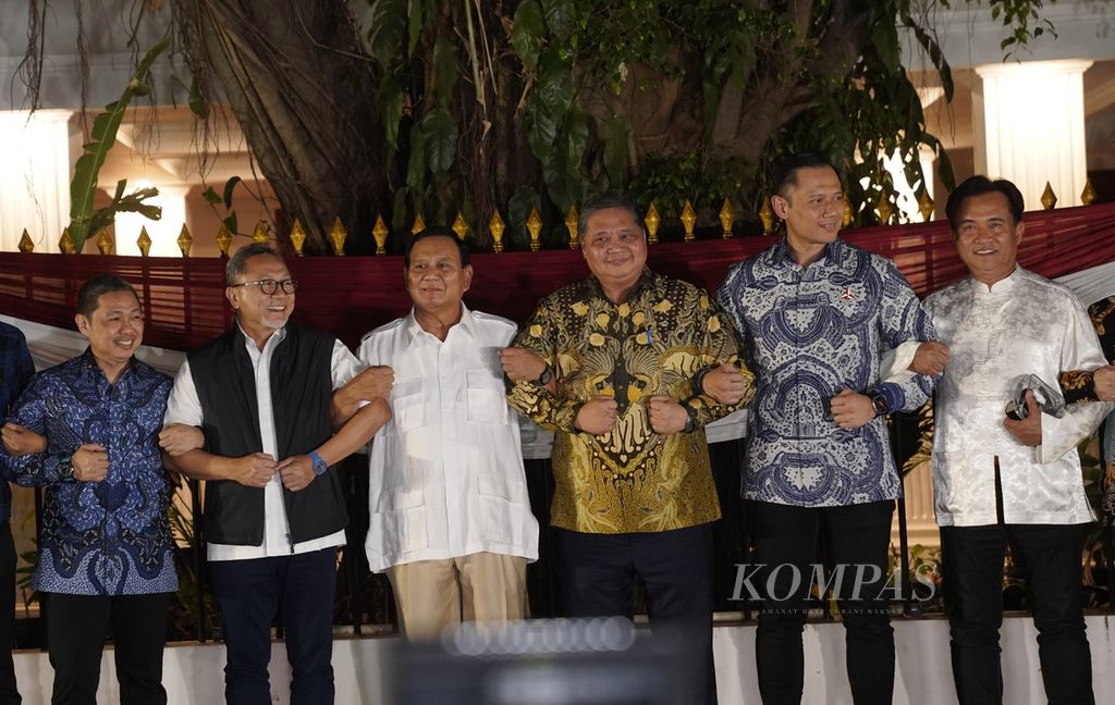 Bakal calon presiden dari Koalisi Indonesia Maju (KIM), Prabowo Subianto (ketiga dari kiri), didampingi para ketua umum dari KIM menggelar jumpa pers setelah mengadakan pertemuan dan rapat bersama terkait Pilpres 2024 di Kertanegara, Jakarta Selatan, Jumat (13/10/2023). 