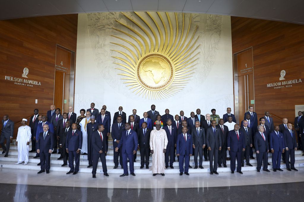 Para pemimpin negara-negara anggota Uni Afrika berfoto bersama di sela-sela KTT Uni Afrika yang berlangsung di Addis Ababa Etiopia, Sabtu (18/2/2023). KTT bersepakat untuk tidak memberikan toleransi atas kudeta militer di kawasan dan mendesak dikembalikannya supremasi sipil negara yang kini dipimpin junta militer. (AP Photo)