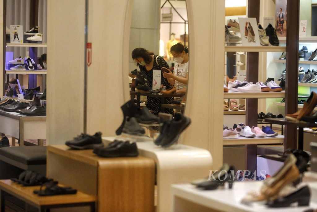 Pengunjung memilih sepatu di salah satu gerai pusat perbelanjaan Lotte Shopping Avenue, Kuningan, Jakarta, Jumat (12/5/2023). 