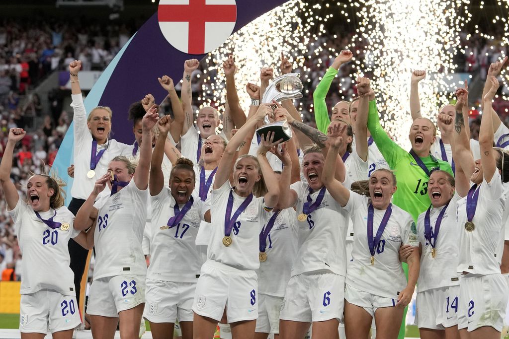 Pemain Inggris mengangkat trofi Piala Eropa Putri 2022 setelah mengalahkan Jerman pada babak final yang digelar di Stadion Wembley, London, Inggris, Senin (1/8/2022) dini hari WIB. Inggris mengalahkan Jerman dengan skor 2-1. 