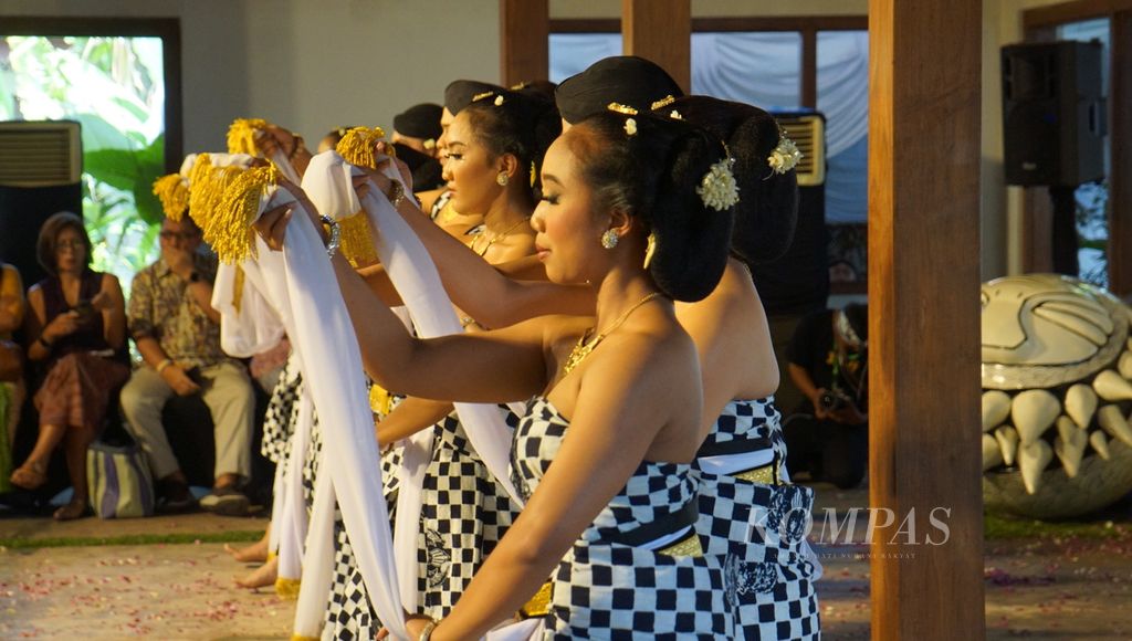 Kelompok tari Swargaloka, asal Jakarta, menampilkan "Bedhayan Angger-angger Sewelas" dalam Festival Bedhayan 2023 di Ohmm Stay, Kabupaten Sleman, Daerah Istimewa Yogyakarta, Minggu (14/5/2023).