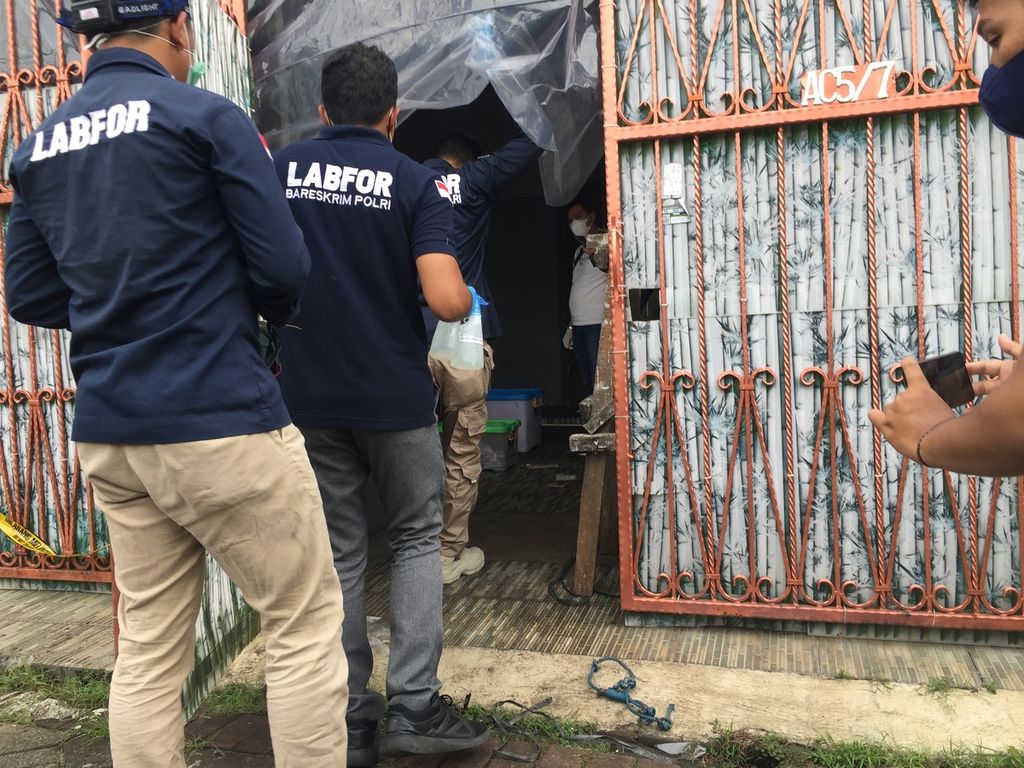 Tim Laboratorium Forensik (Labfor) Polda Metro Jaya memasuki rumah tempat kematian misterius satu keluarga di Kompleks Citra Garden 1 , Kalideres, Jakarta Barat, Minggu (13/11/2022).