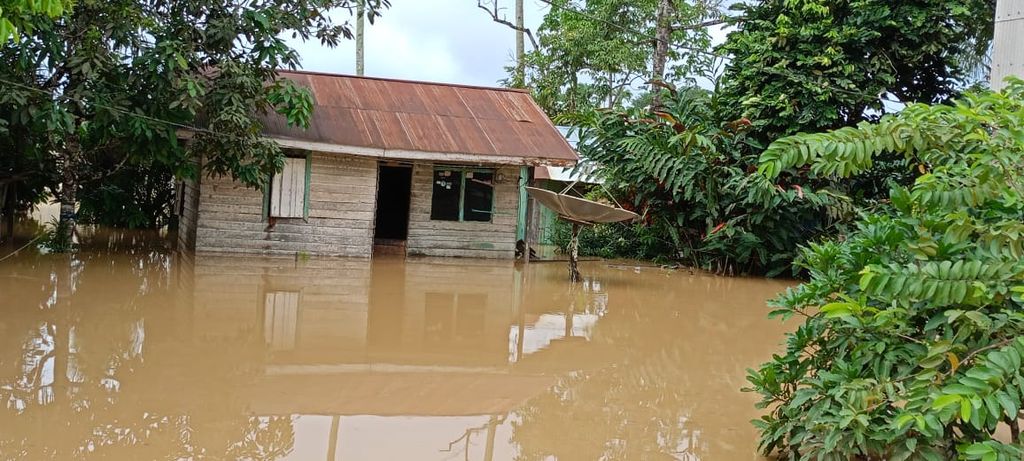 Banjir merendam puluhan permukiman warga di sekitar Intake Sepaku Ibu Kota Nusantara, Kelurahan Sepaku, Kecamatan Sepaku, Penajam Paser Utara, Kalimantan Timur, Senin (24/6/2024).