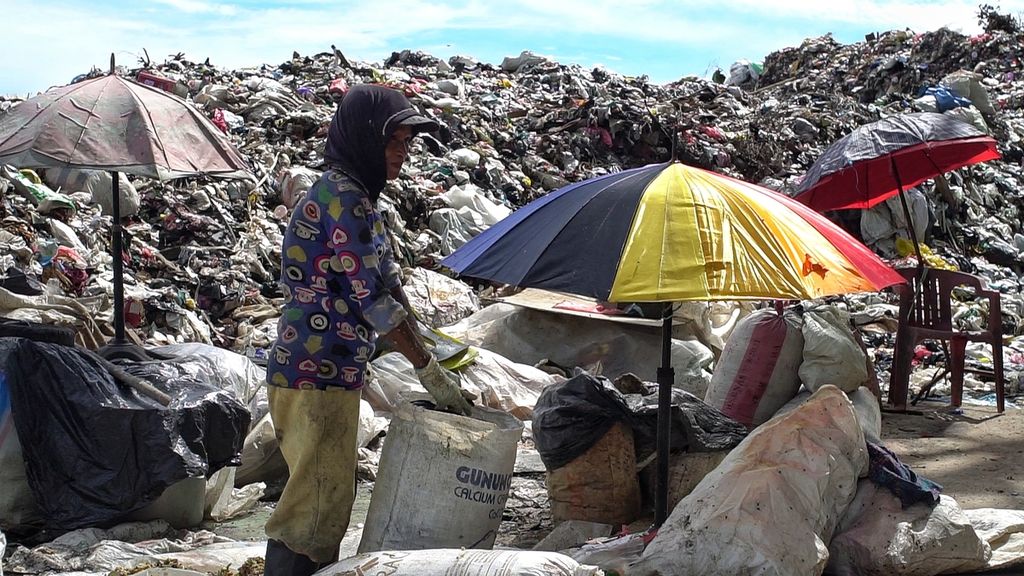 Suasana di Tempat Pemrosesan Akhir Aki Babu Kota Tarakan, Kalimantan Utara, Jumat (30/9/2022). Sejak setahun terakhir, sampah di sini melebihi kapasitas TPA dengan rata-rata sampah masuk 156 ton per hari. TPA baru sedang disiapkan.