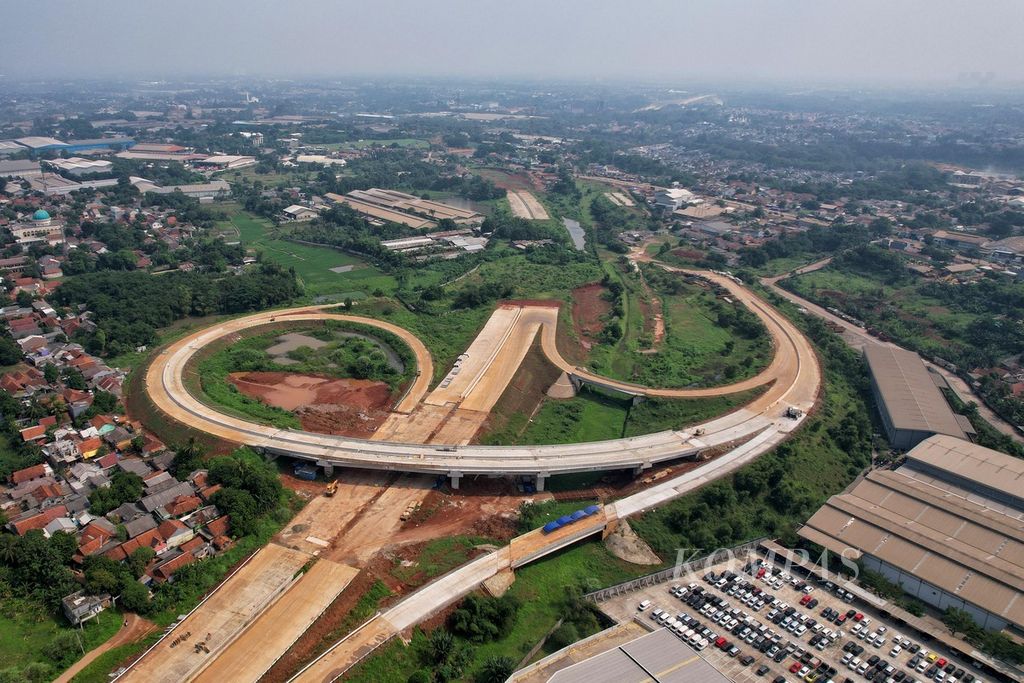 Foto udara pembangunan Jalan Tol Cimanggis-Cibitung di kawasan Cileungsi, Bogor, Jawa Barat, Kamis (22/6/2023). Pembangunan tol sepanjang 26,18 kilometer yang merupakan bagian dari JORR 2 ini ditargetkan selesai tahun 2023. 