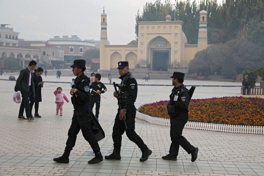 Foto tanggal 4 November 2017 ini memperlihatkan aparat keamanan Uighur berpatroli di dekat Masjid Id Kah Mosque di Kashgar, Xinjiang, China bagian barat. 