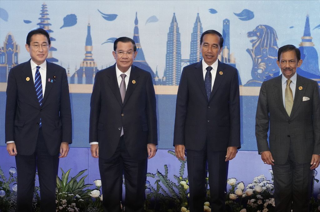 From left, Japanese Prime Minister Fumio Kishida, Cambodia's Prime Minister Hun Sen, Indonesia's President Joko Widodo and Brunei's Sultan Hassanal Bolkiah pose for a group photo during the 25th ASEAN â Japan Summit in Phnom Penh, Cambodia, Saturday (12/11/2022).